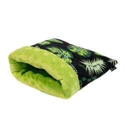 Norka śpiworek dla świnek morskich w liście na czarnym tle