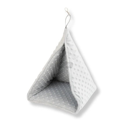 Wisząca piramida - domek z szarego polaru minki dla świnki morskiej