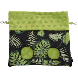 Duży paśnik na dużo sianka w liście na czarnym tle dla świnek morskich