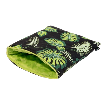 Norka śpiworek dla świnek morskich w liście na czarnym tle