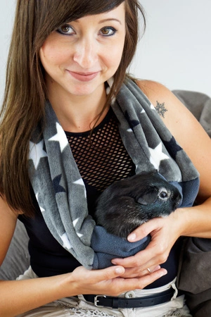 Bonding scarf czyli szalik do zacieśniania więzi szary z polarem minki dla świnki morskiej