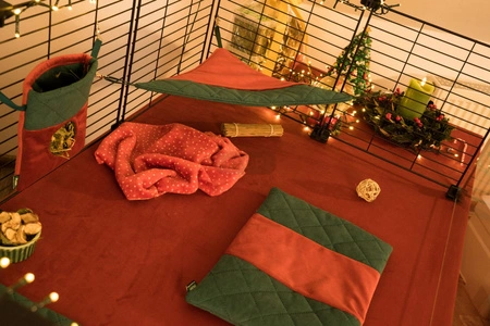 Świąteczny hamak narożny dla świnek morskich 2025